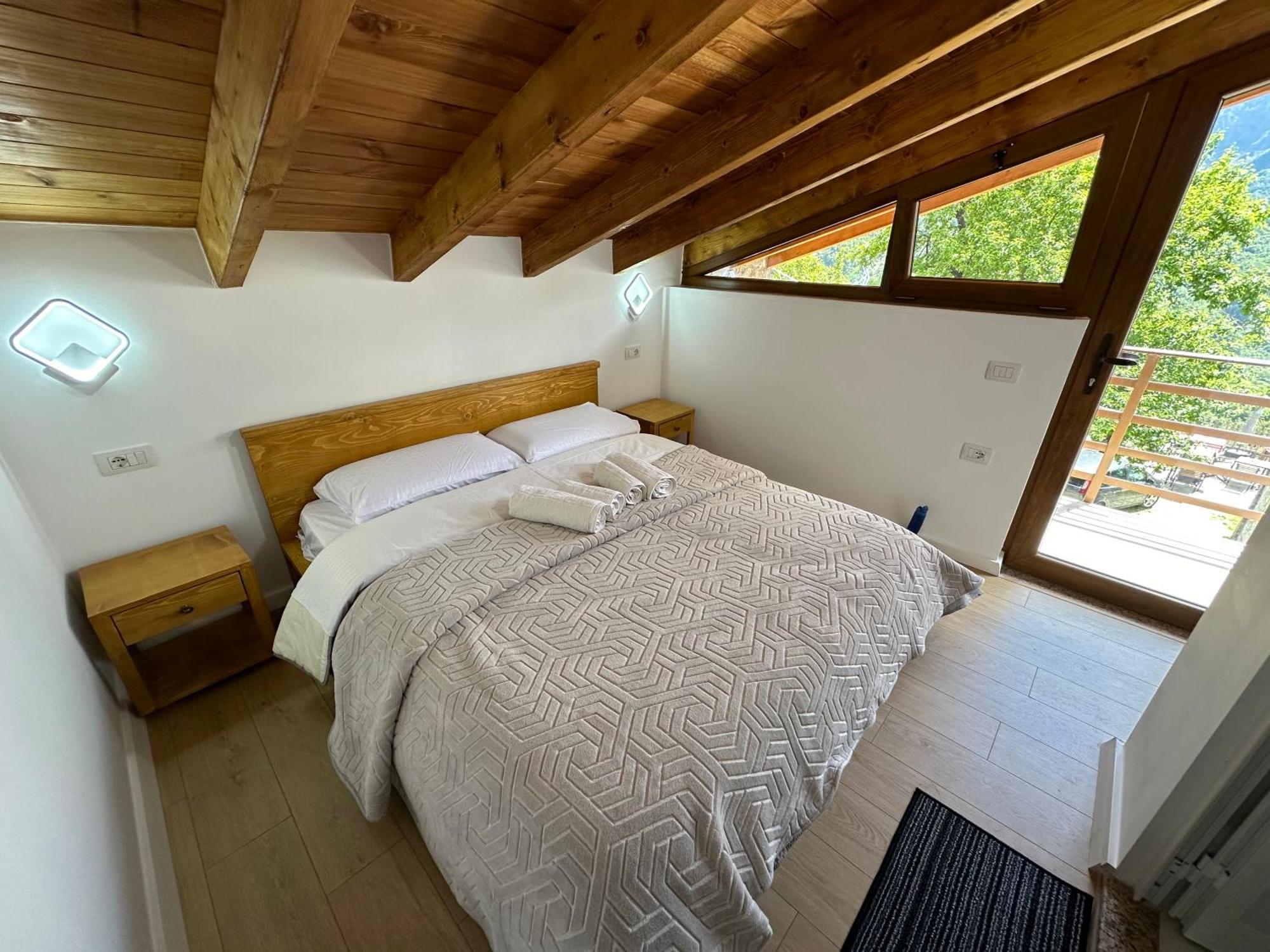Bujtina Carku Hotel เธทธ์ ภายนอก รูปภาพ