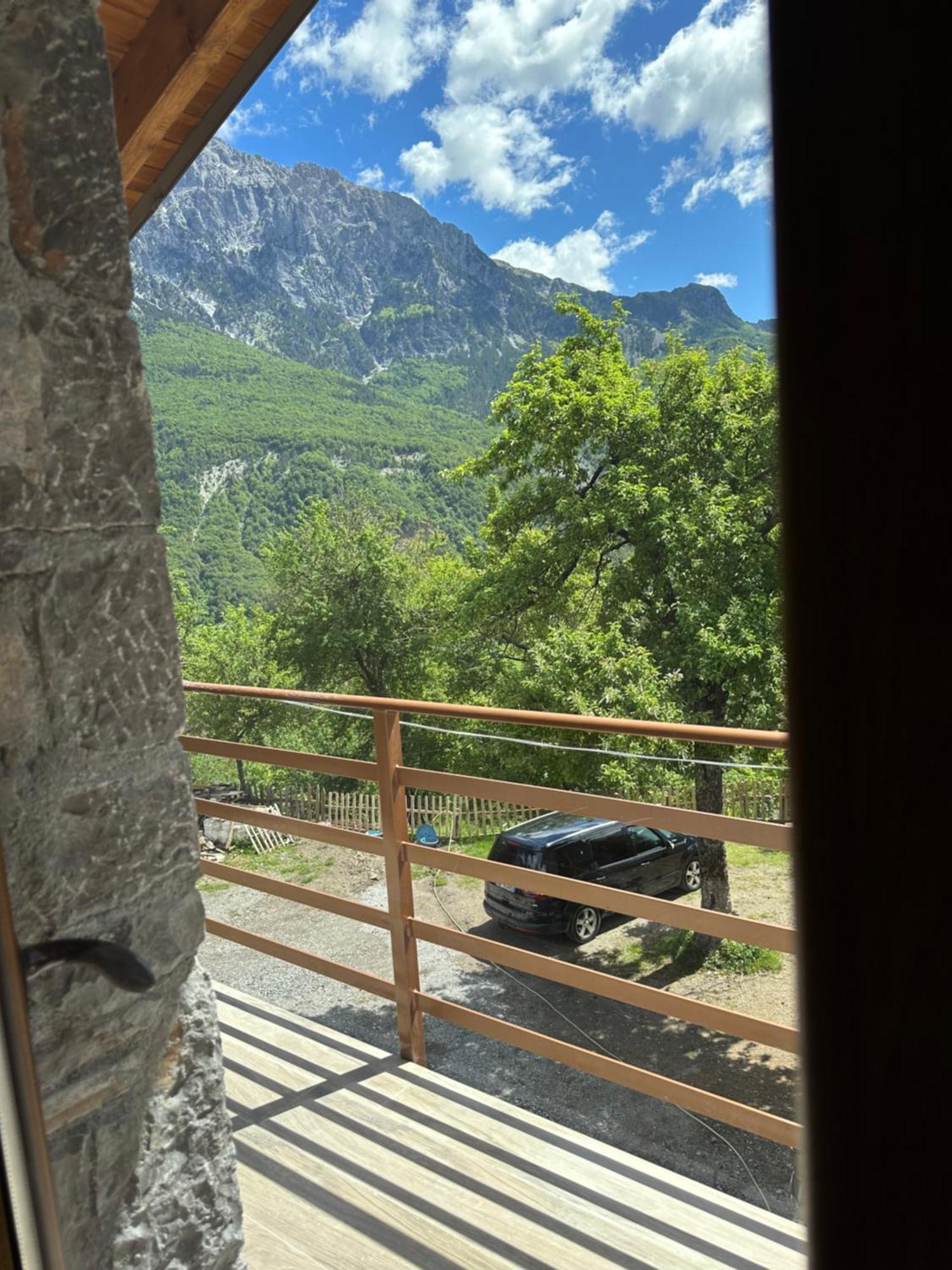 Bujtina Carku Hotel เธทธ์ ภายนอก รูปภาพ