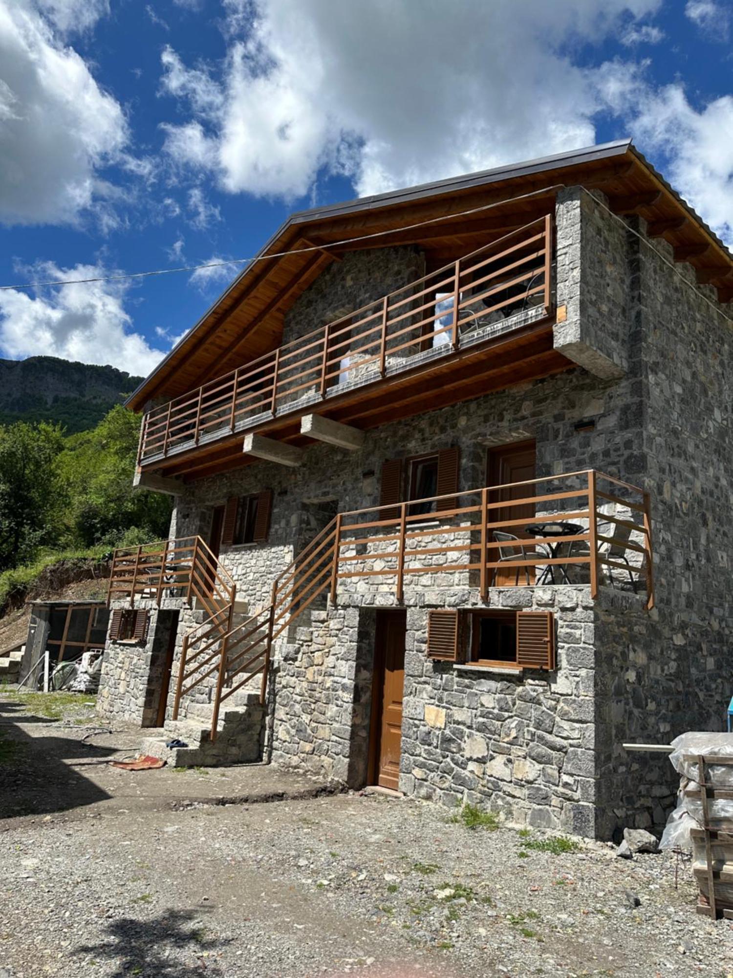 Bujtina Carku Hotel เธทธ์ ภายนอก รูปภาพ