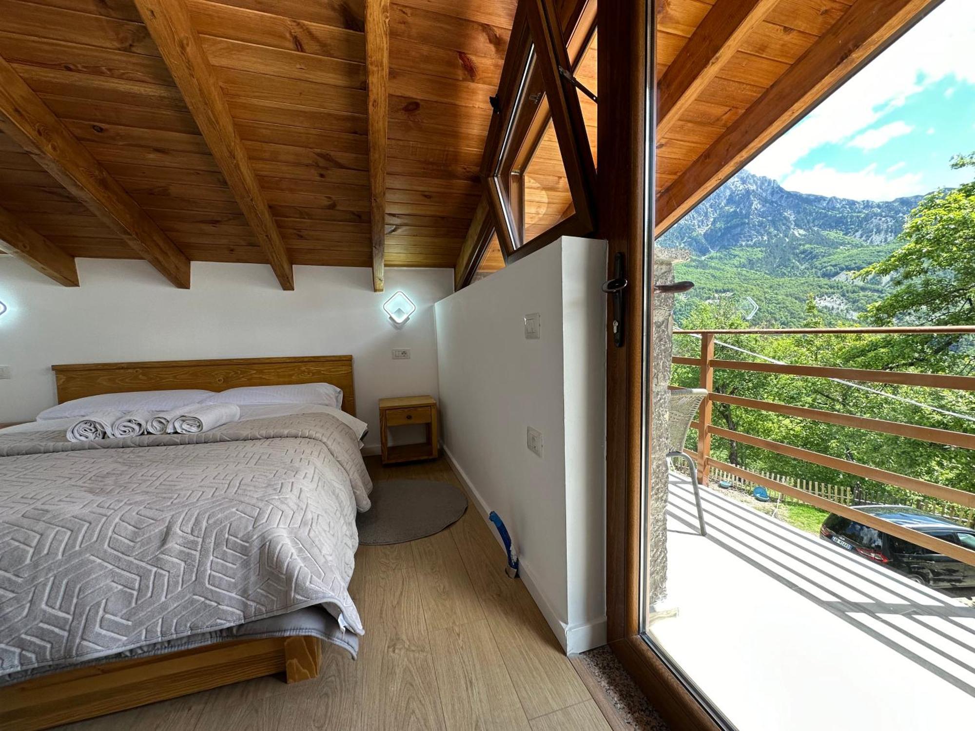 Bujtina Carku Hotel เธทธ์ ภายนอก รูปภาพ