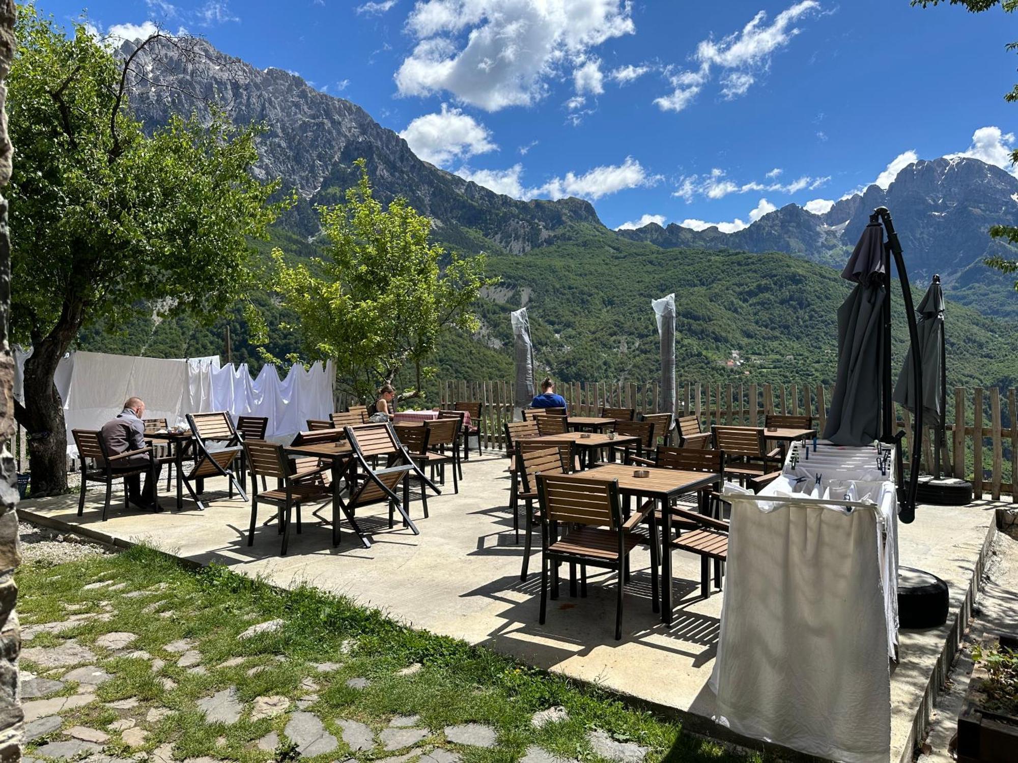 Bujtina Carku Hotel เธทธ์ ภายนอก รูปภาพ