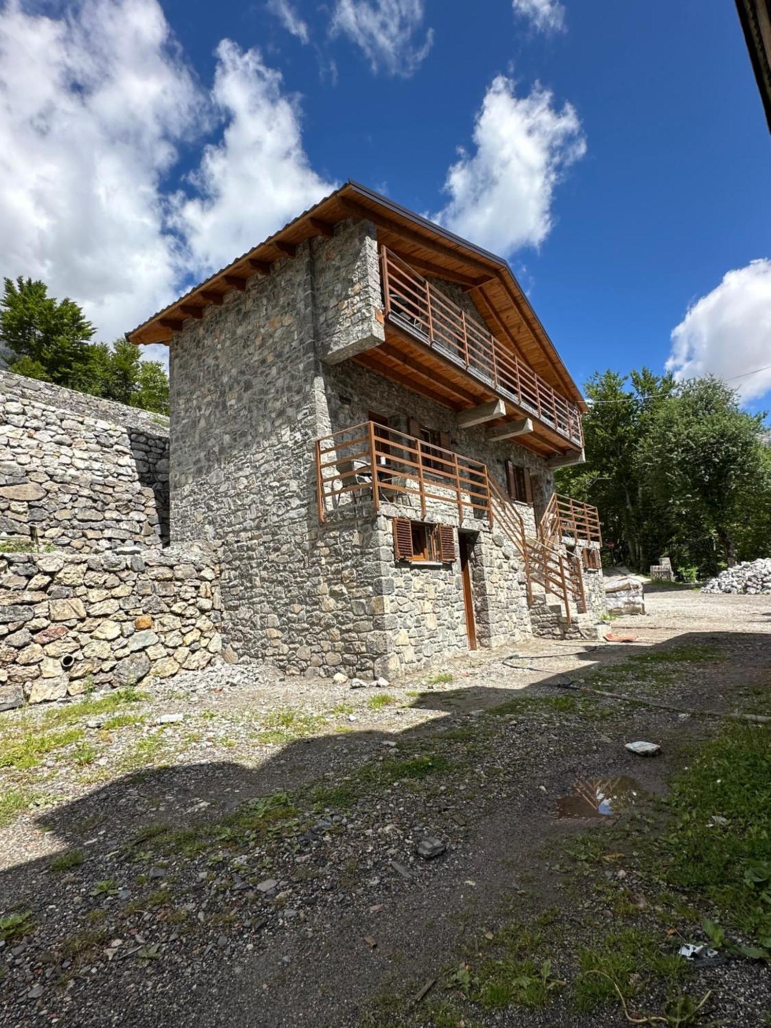 Bujtina Carku Hotel เธทธ์ ภายนอก รูปภาพ