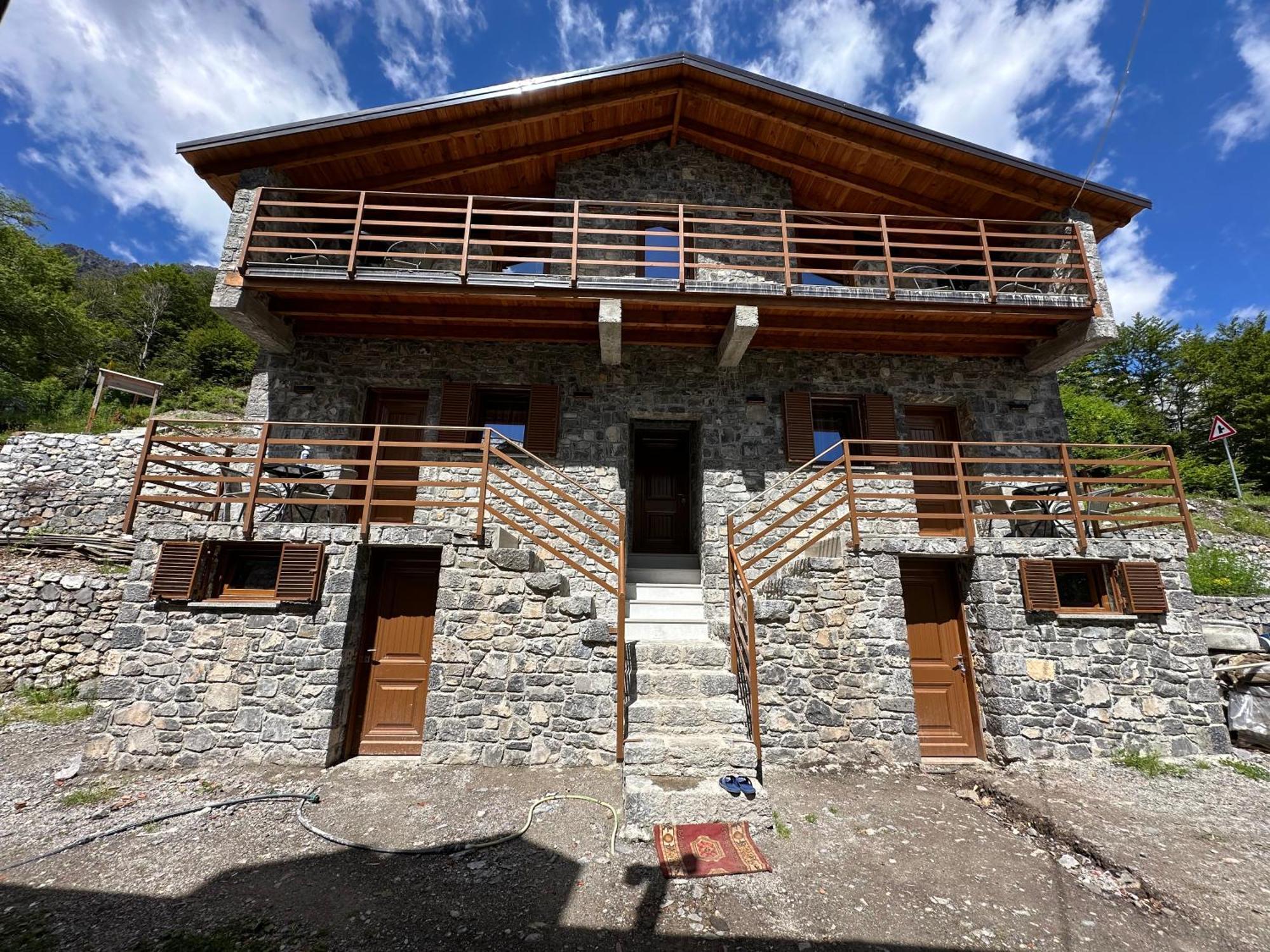 Bujtina Carku Hotel เธทธ์ ภายนอก รูปภาพ