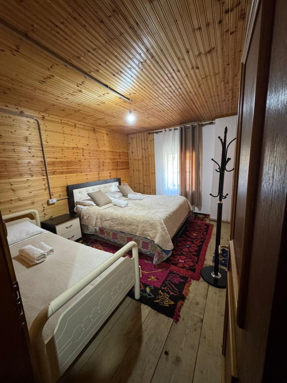 Bujtina Carku Hotel เธทธ์ ภายนอก รูปภาพ