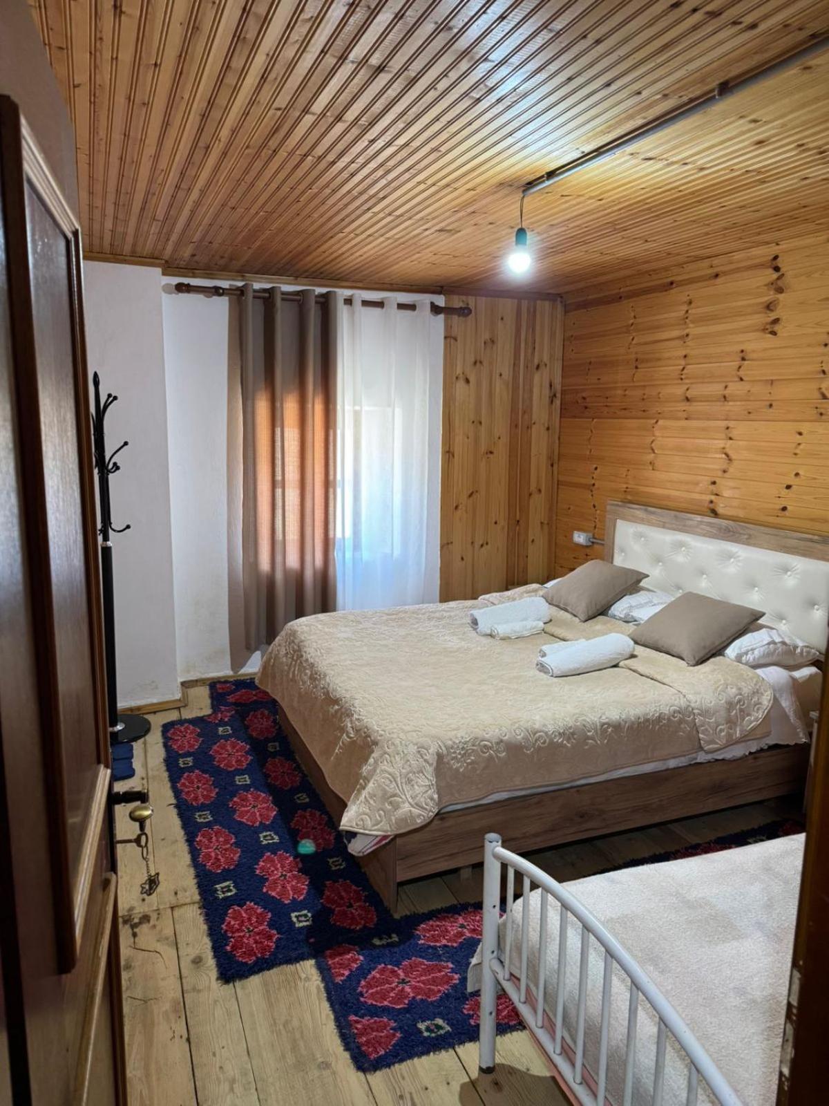 Bujtina Carku Hotel เธทธ์ ภายนอก รูปภาพ
