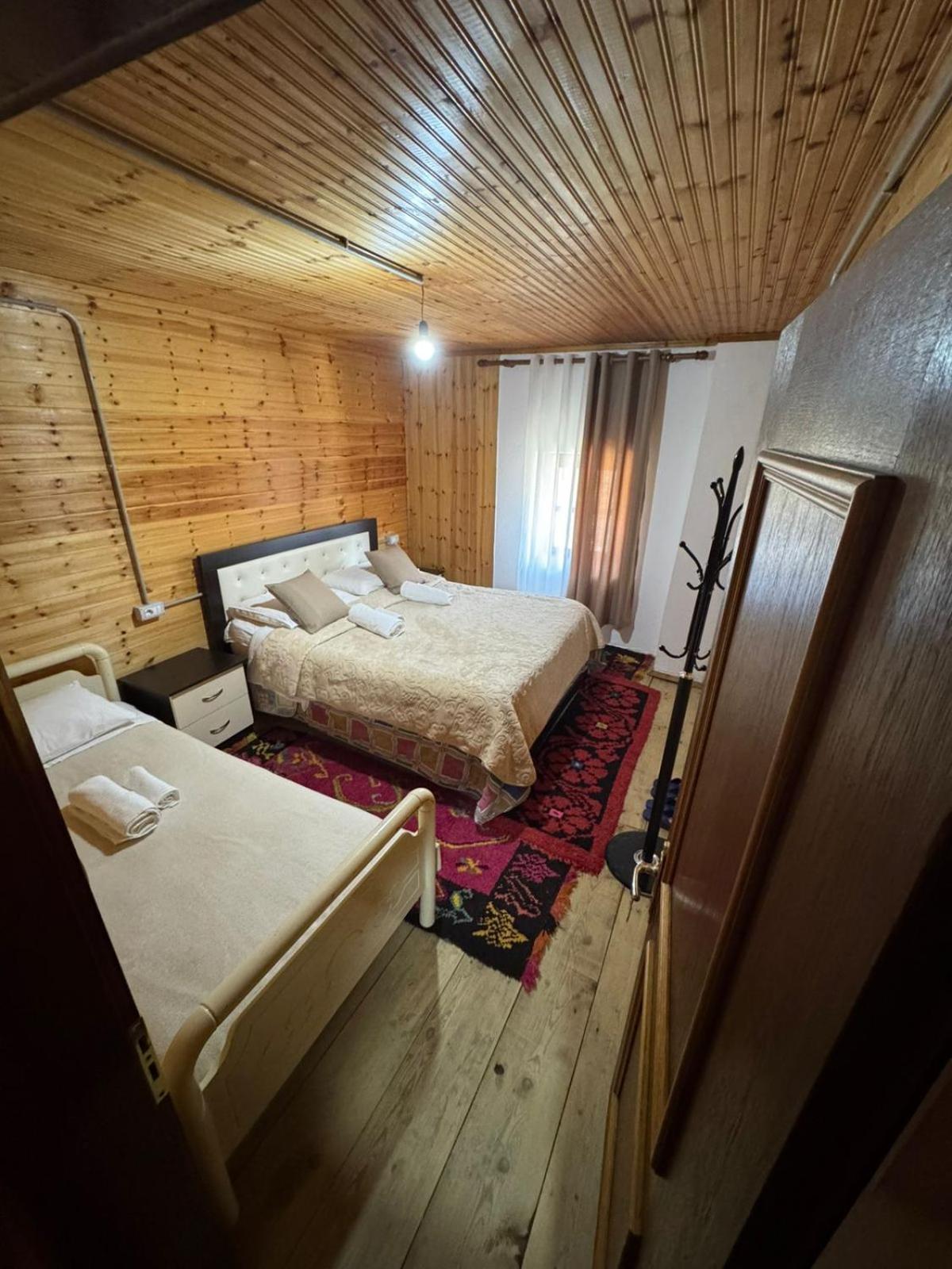 Bujtina Carku Hotel เธทธ์ ภายนอก รูปภาพ