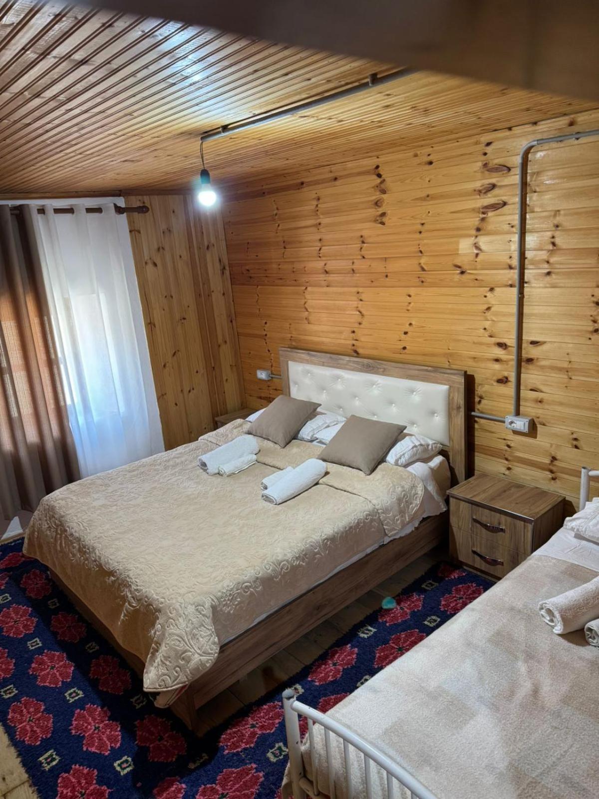 Bujtina Carku Hotel เธทธ์ ภายนอก รูปภาพ