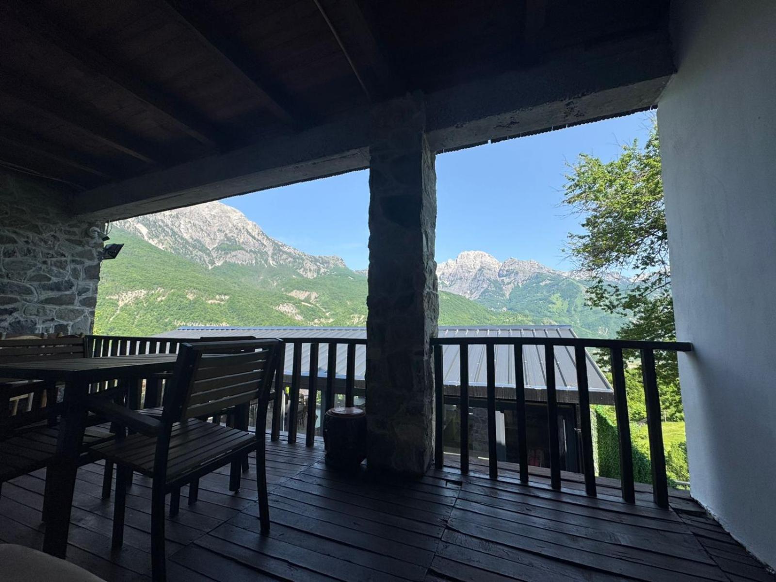 Bujtina Carku Hotel เธทธ์ ภายนอก รูปภาพ
