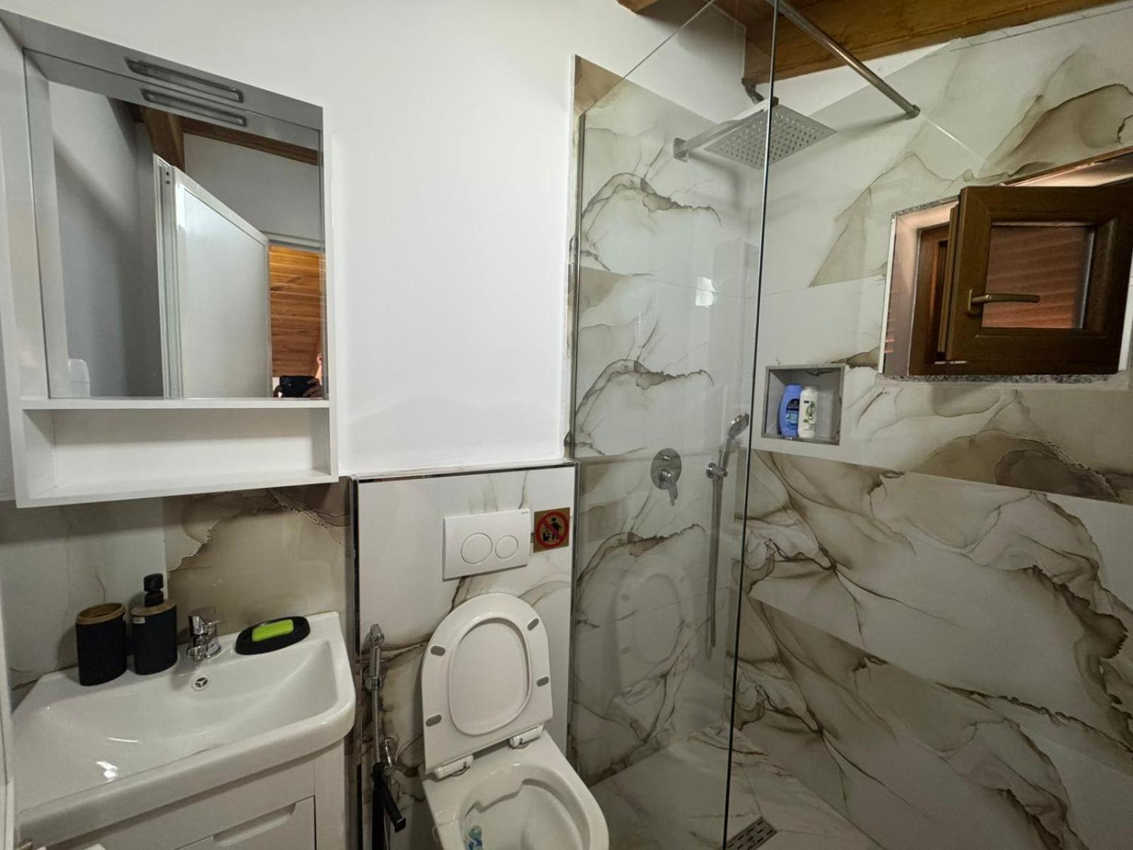 Bujtina Carku Hotel เธทธ์ ภายนอก รูปภาพ