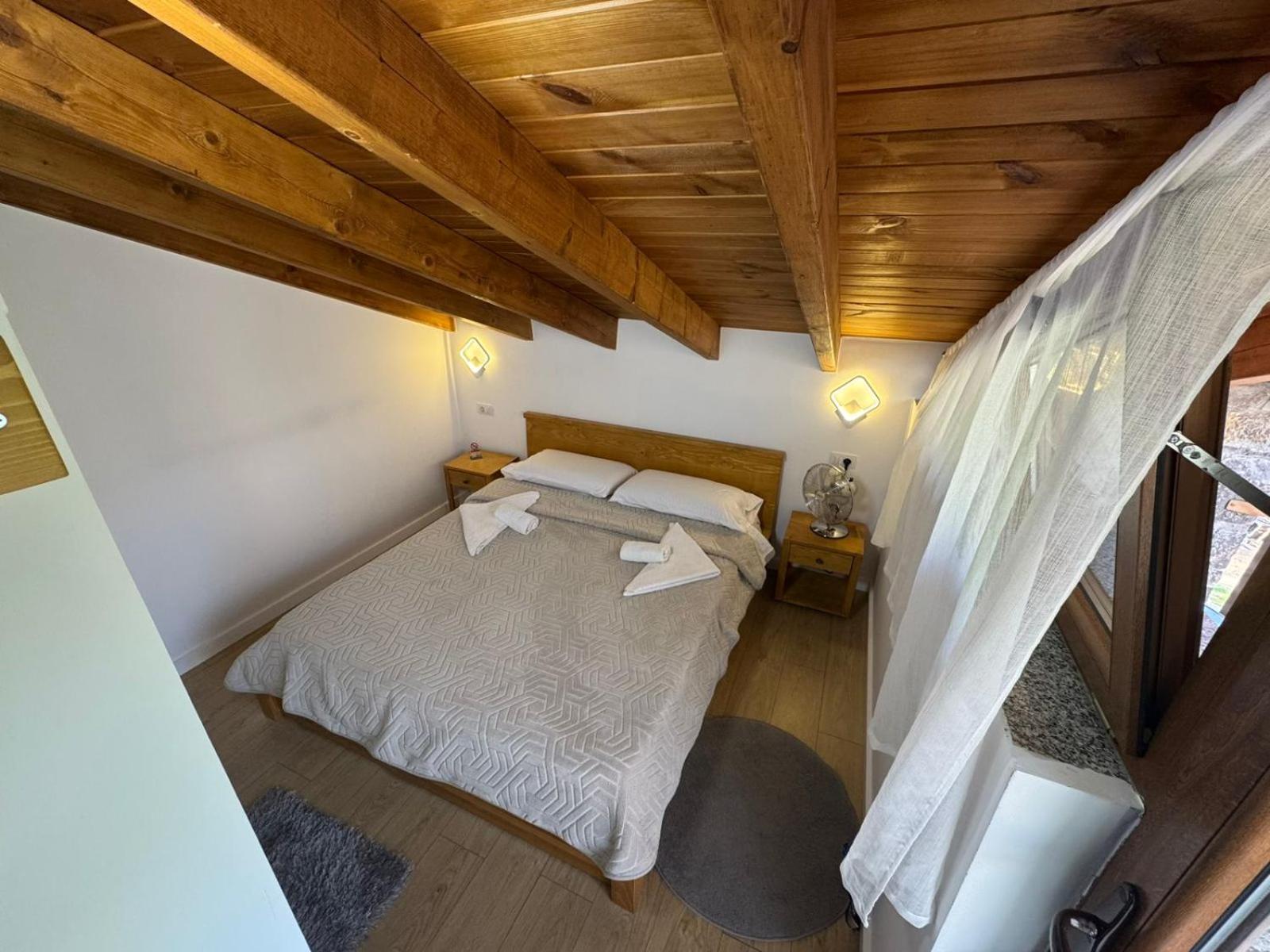 Bujtina Carku Hotel เธทธ์ ภายนอก รูปภาพ