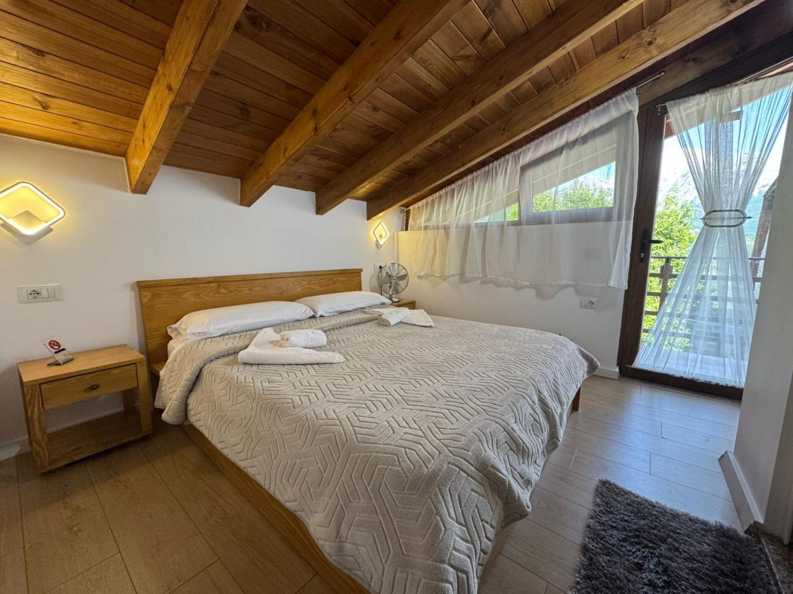 Bujtina Carku Hotel เธทธ์ ภายนอก รูปภาพ