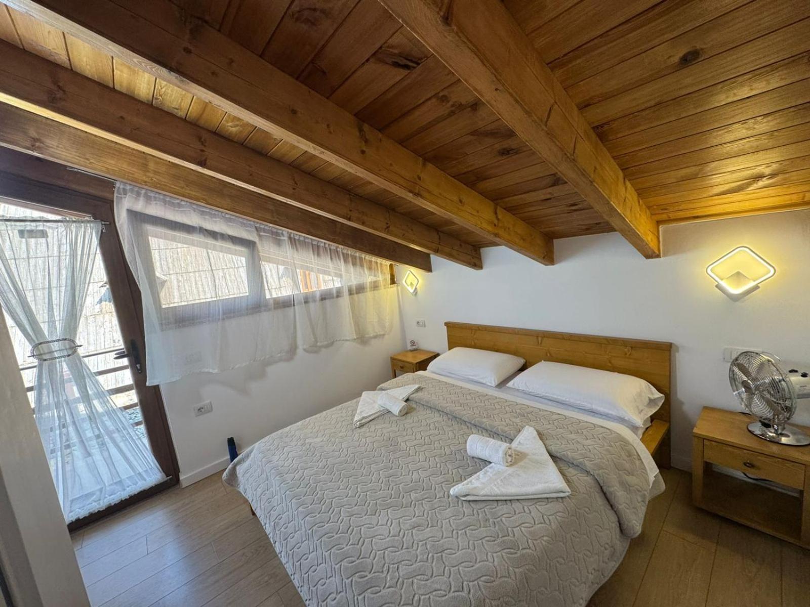 Bujtina Carku Hotel เธทธ์ ภายนอก รูปภาพ