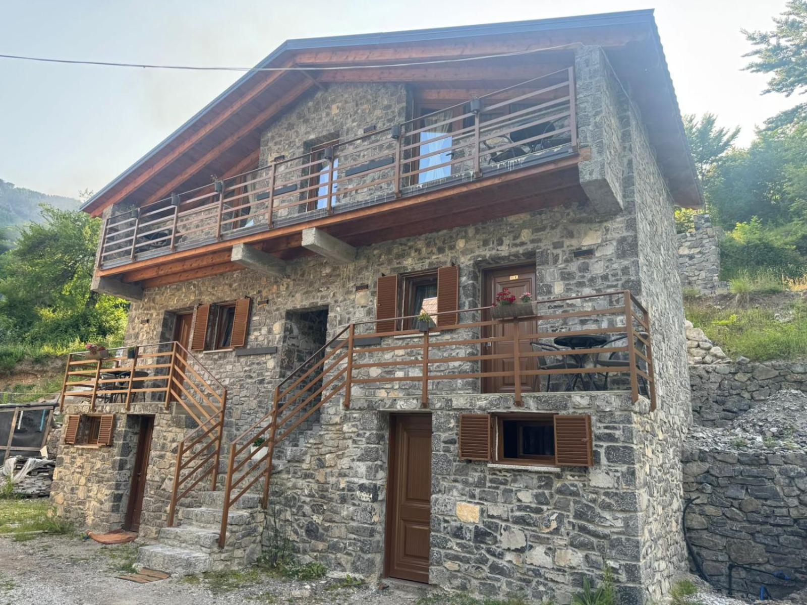 Bujtina Carku Hotel เธทธ์ ภายนอก รูปภาพ