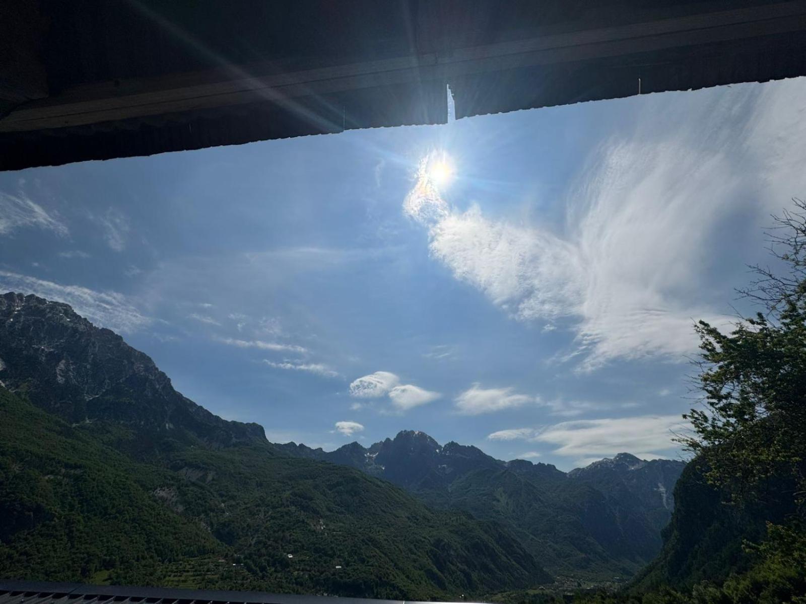 Bujtina Carku Hotel เธทธ์ ภายนอก รูปภาพ
